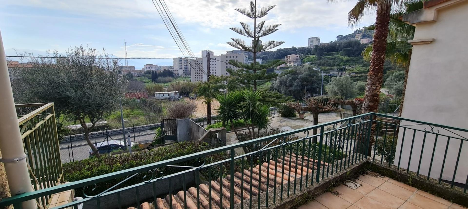 F2 à louer Vitullo terrasse et vue 