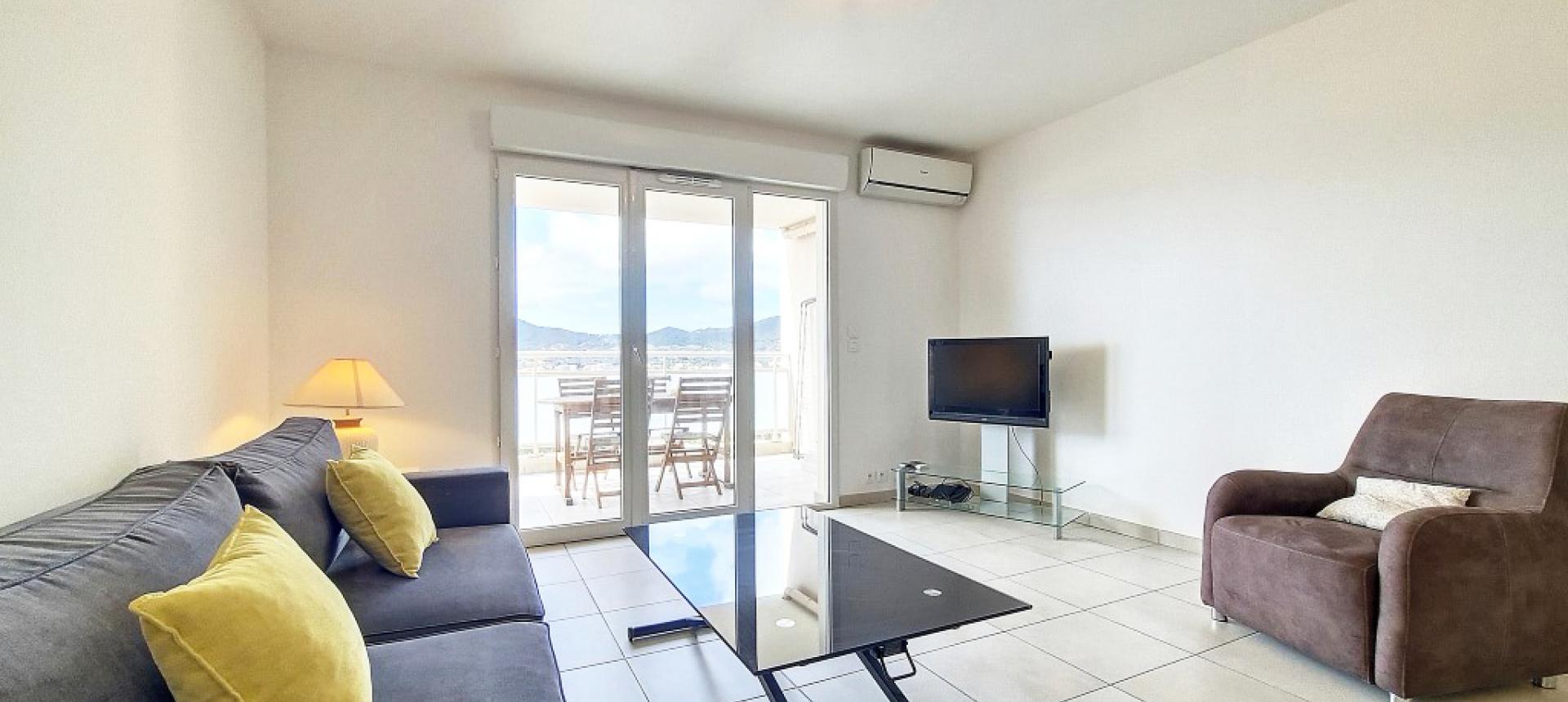 F2 meublé à louer Les arbousiers  séjour 