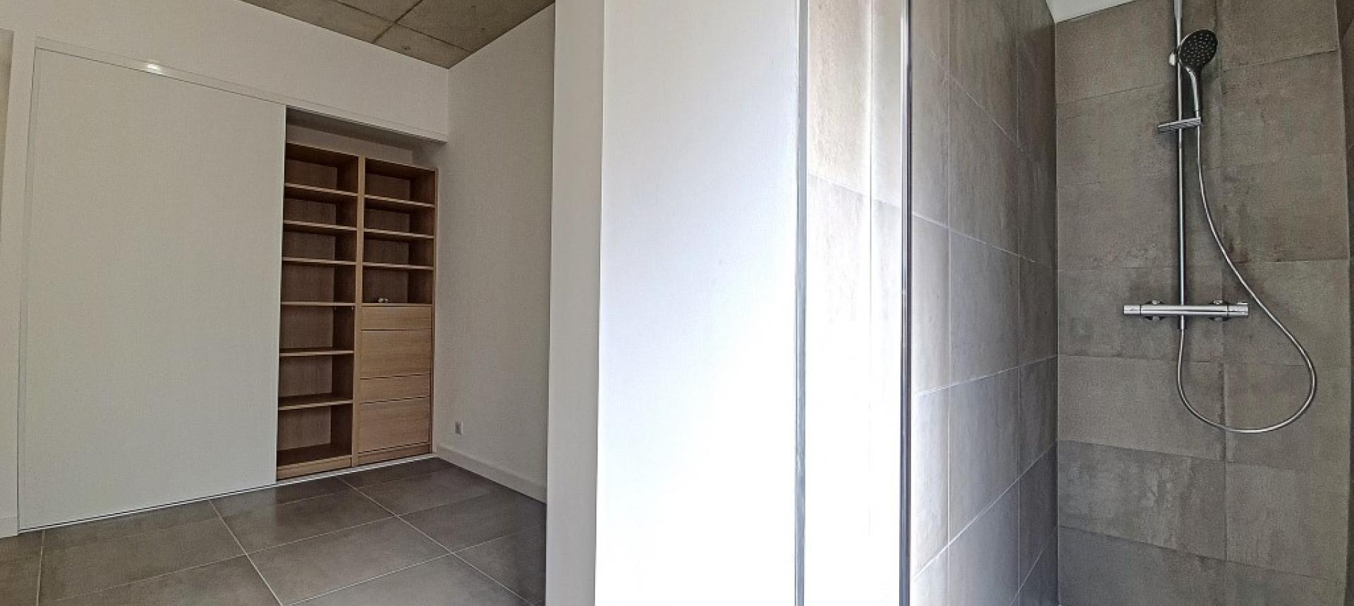 F3 à louer  Albert 1er Forcone chambre avec douche