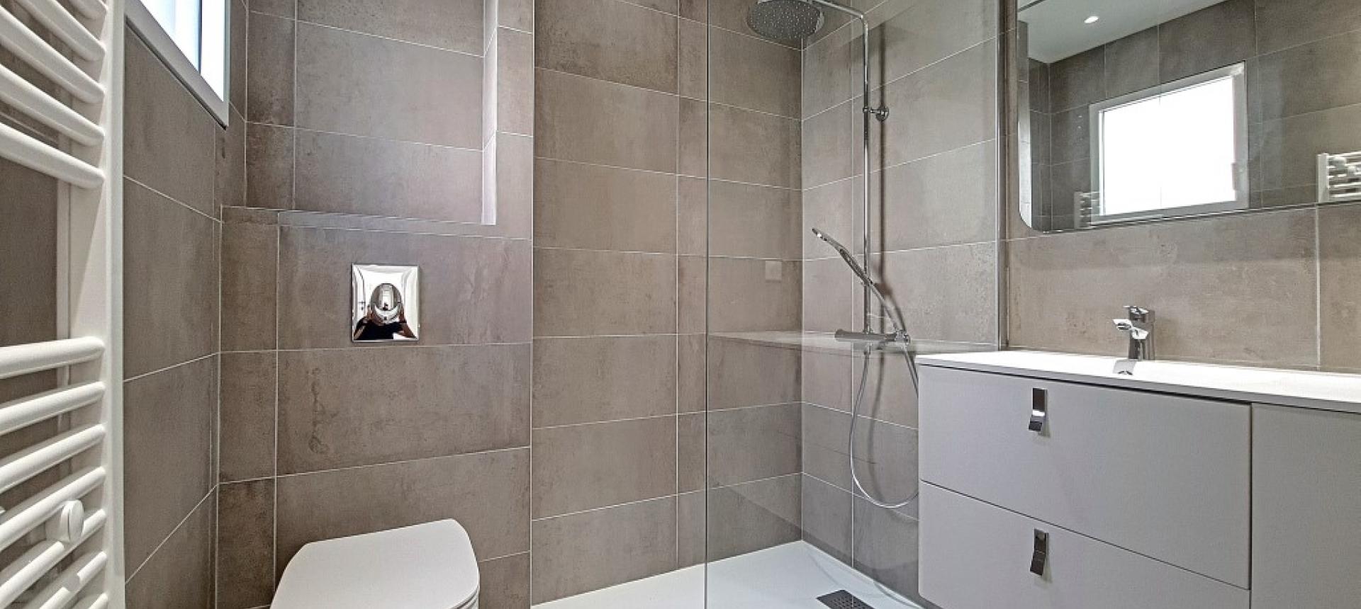 F3 à louer  Albert 1er Forcone salle de  douche