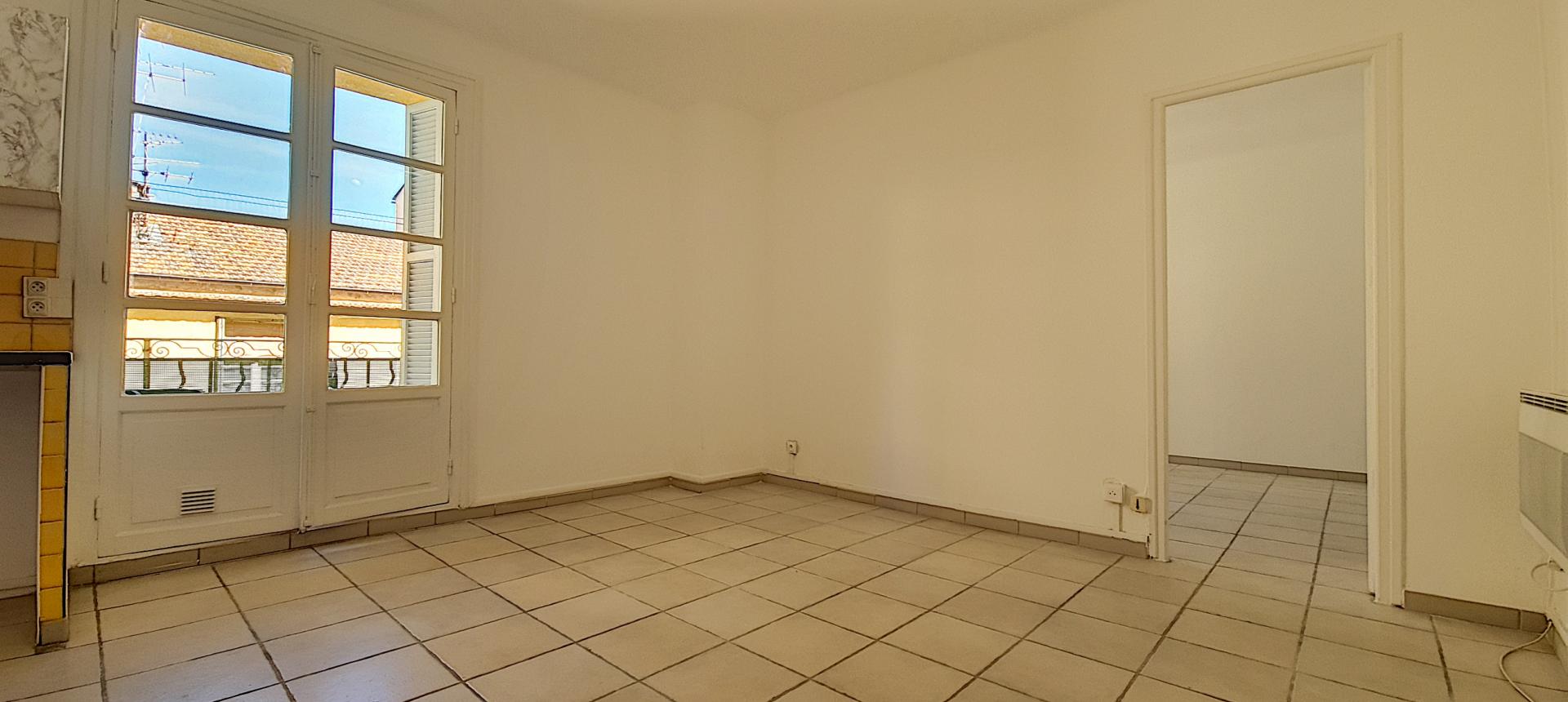 F2 à louer rue Pompeani pièce à vivre 