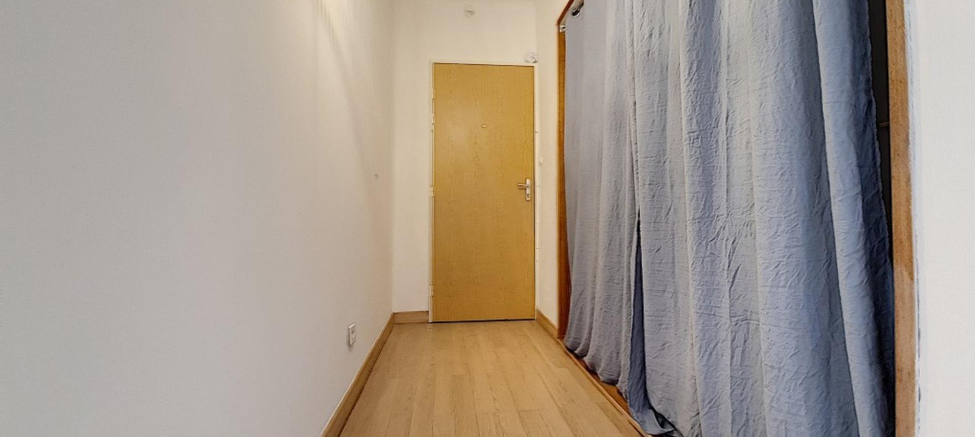 F3 à louer rue  Marbeuf dégagement