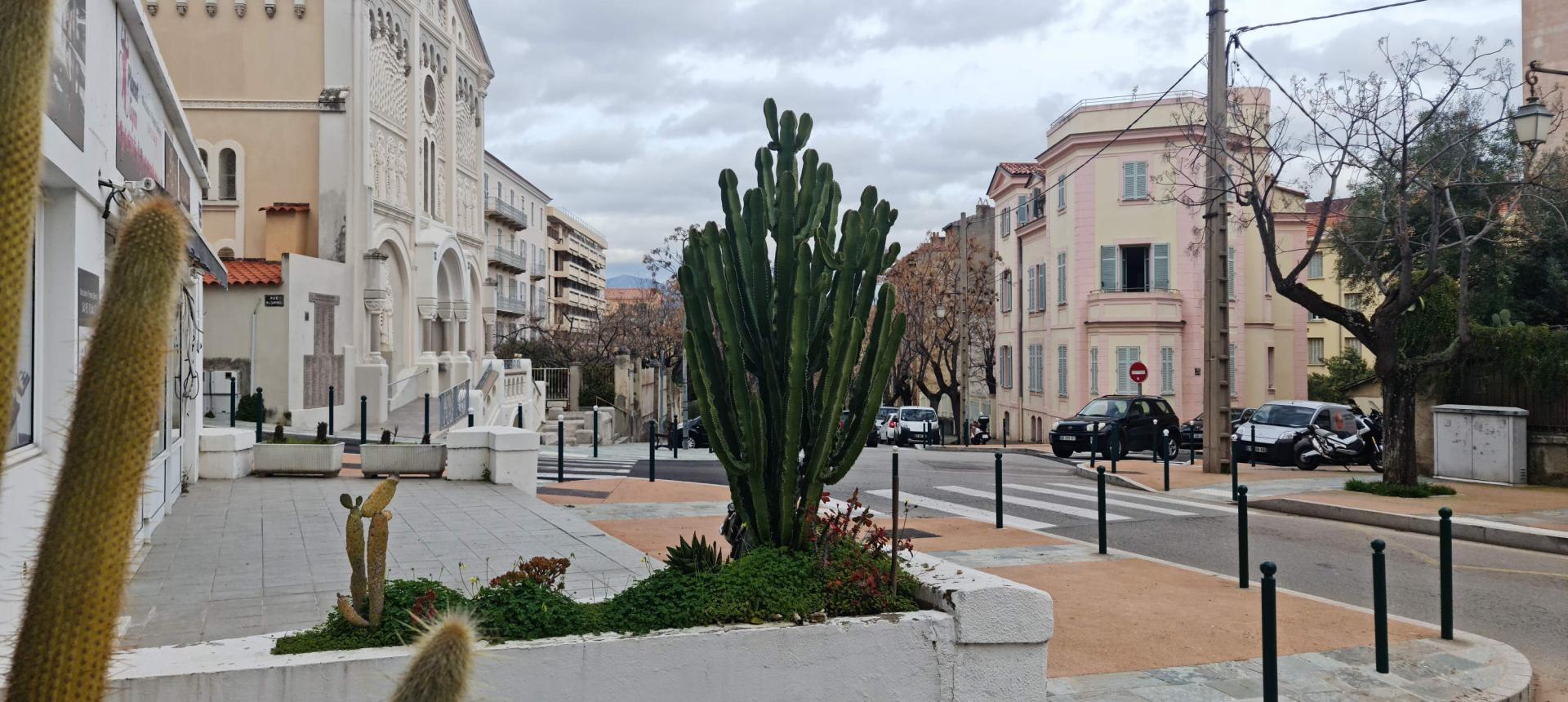 Local commercial quartier des étrangers Sacre coeur