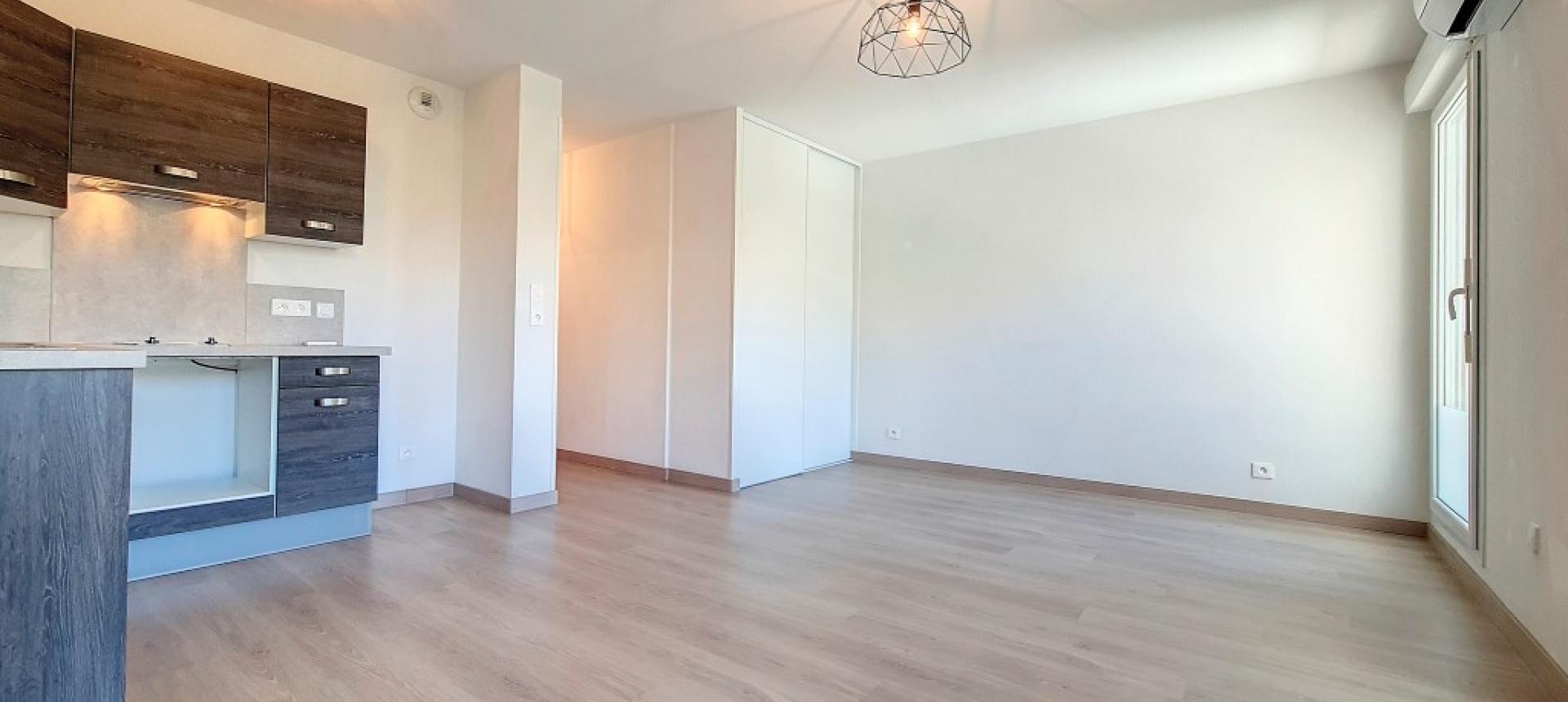 F1 à louer Résidence Opera pièce à vivre coin cuisine 