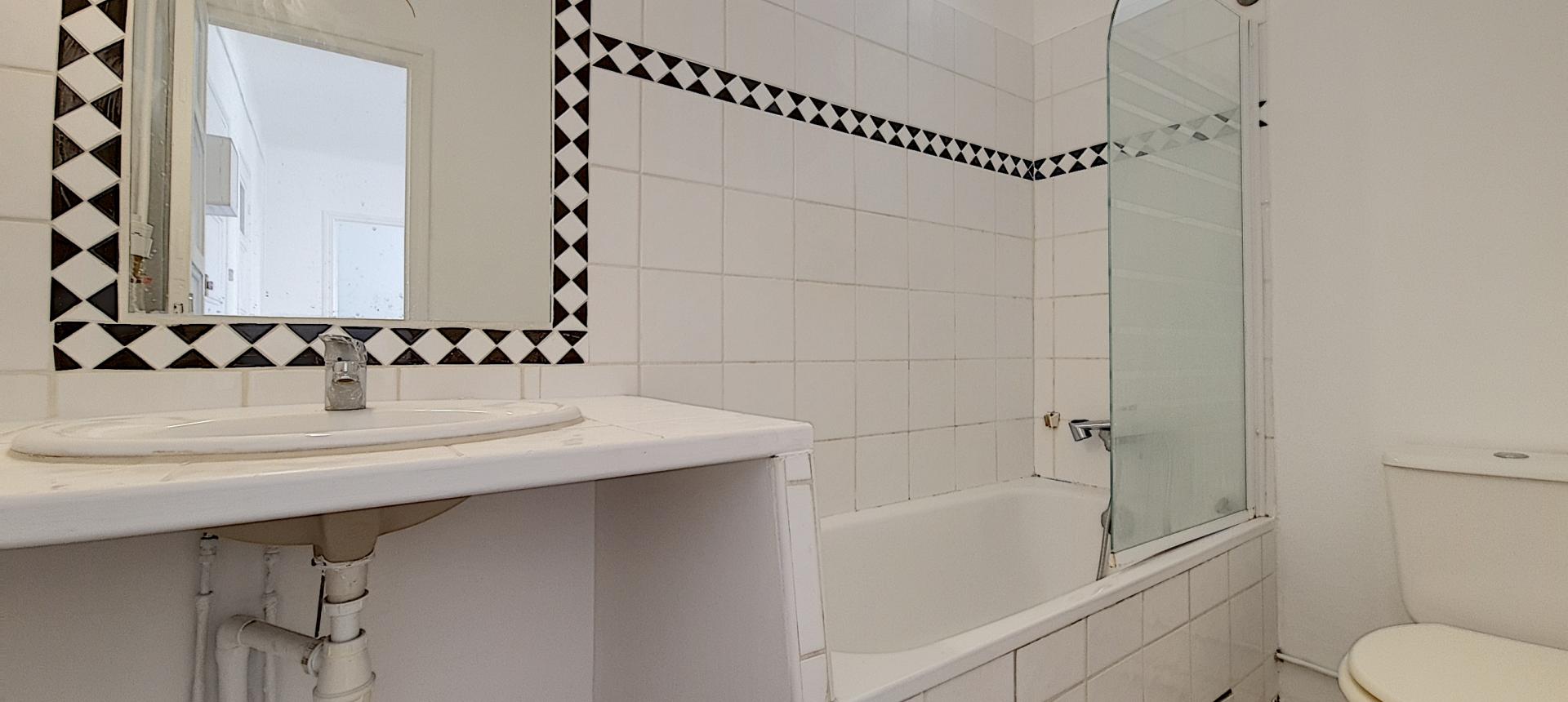 F2 à louer rue Pompeani salle de bains 