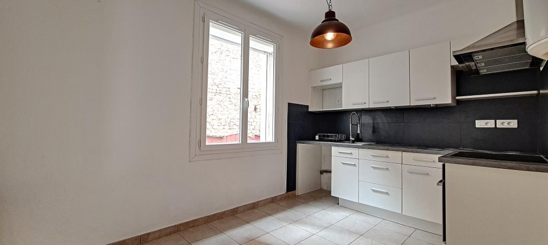 F3 à louer rue  Marbeuf coin cuisine 