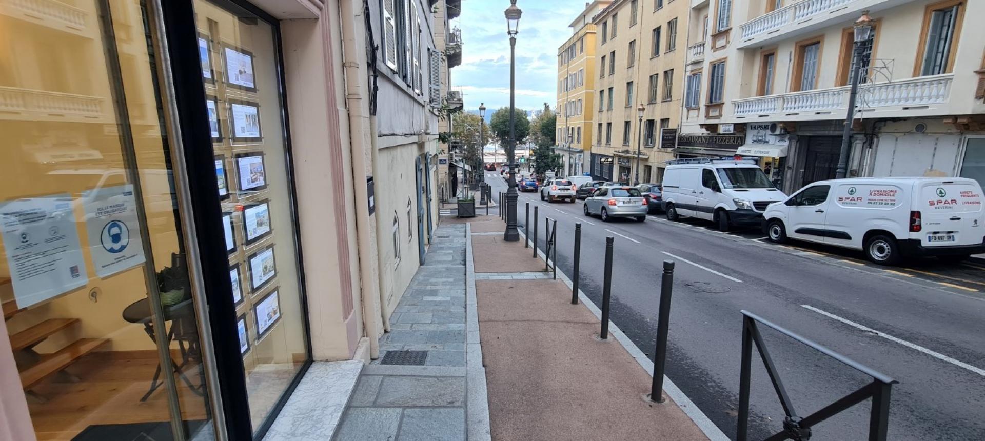 Pas de porte à vendre local commercial Beverini à Ajaccio