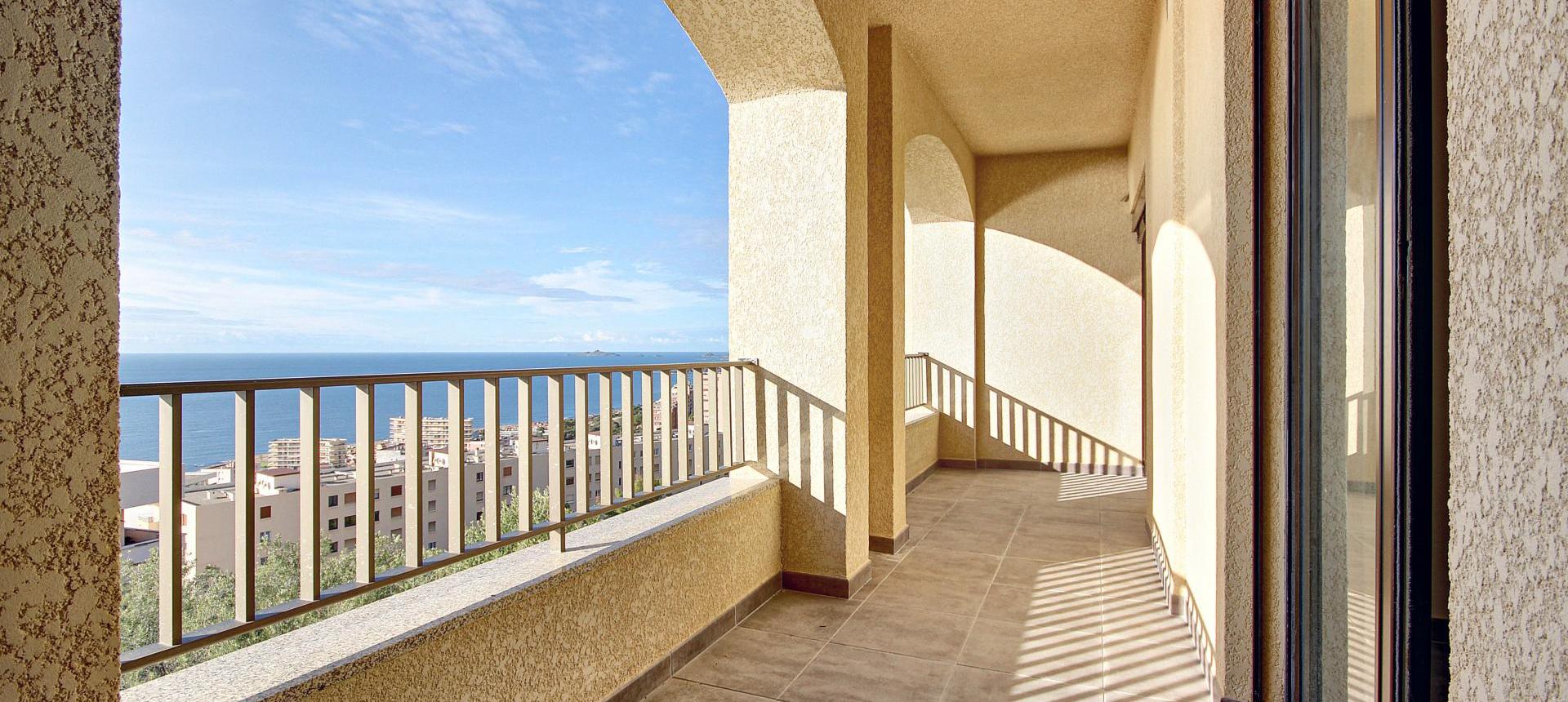 En Corse,à Ajaccio, sur la route des Sanguinaires, Vente d'un appartement de type F3 de 73 m²  avec terrasse et  vue mer