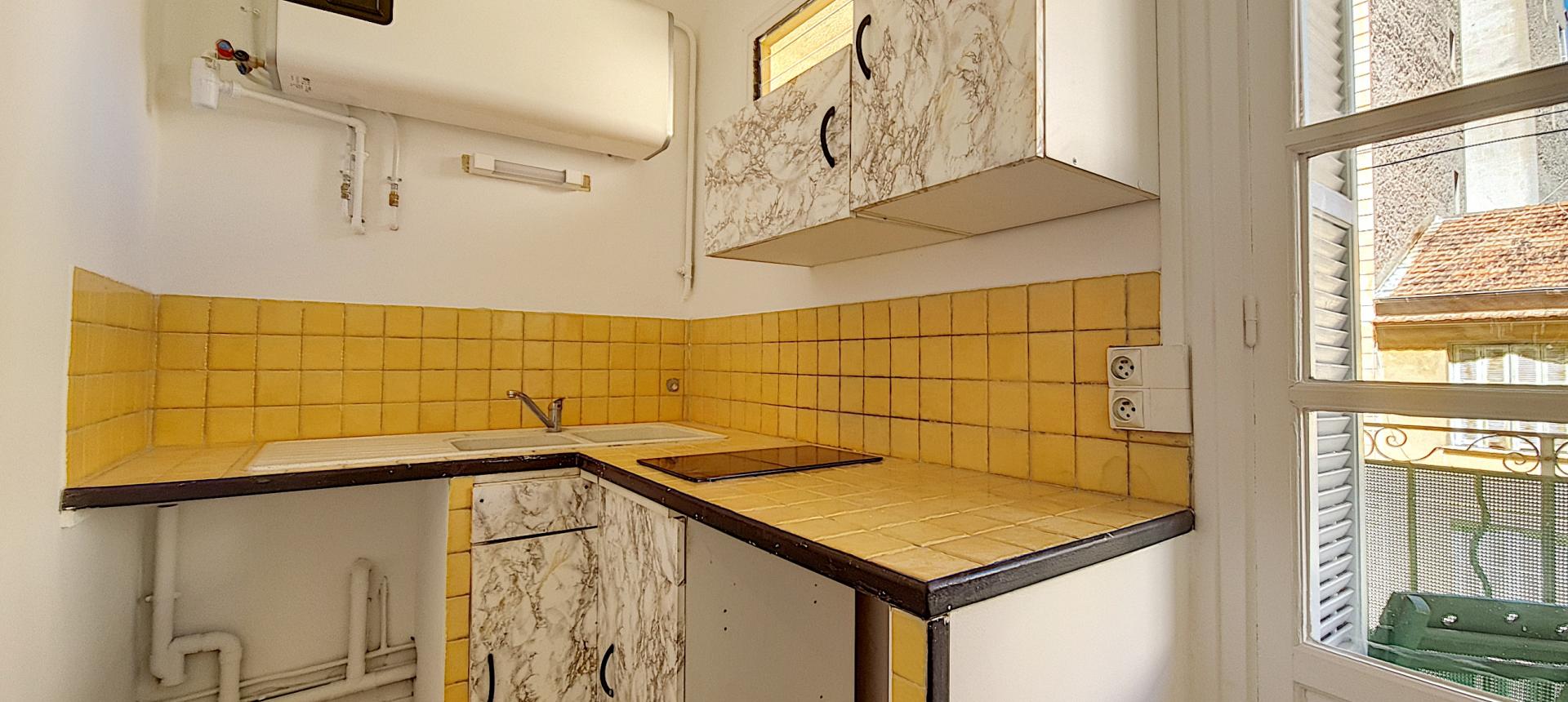 F2 à louer rue Pompeani coin cuisine 
