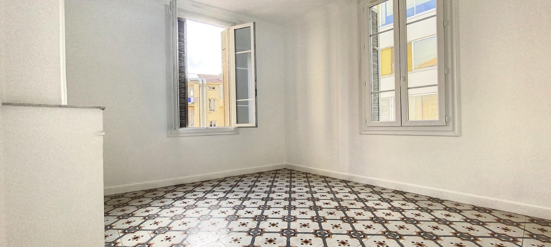 F3 à louer bd Mme Mère pièce à vivre