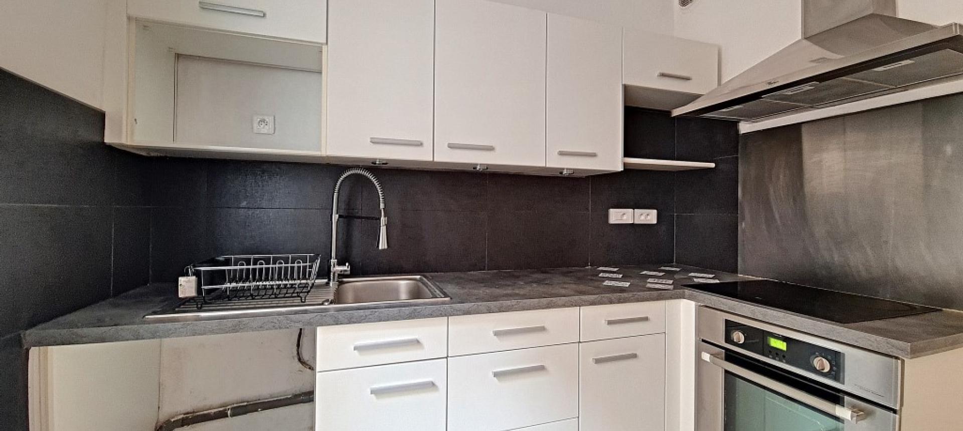 F3 à louer rue  Marbeuf coin cuisine 