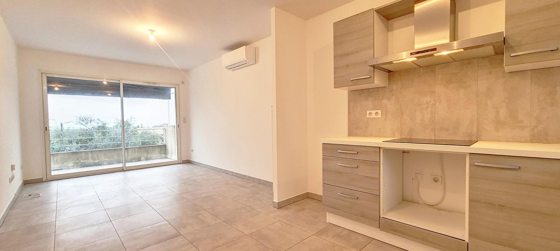 F2 à louer l'Oliveraie Afa entrée pièce principale