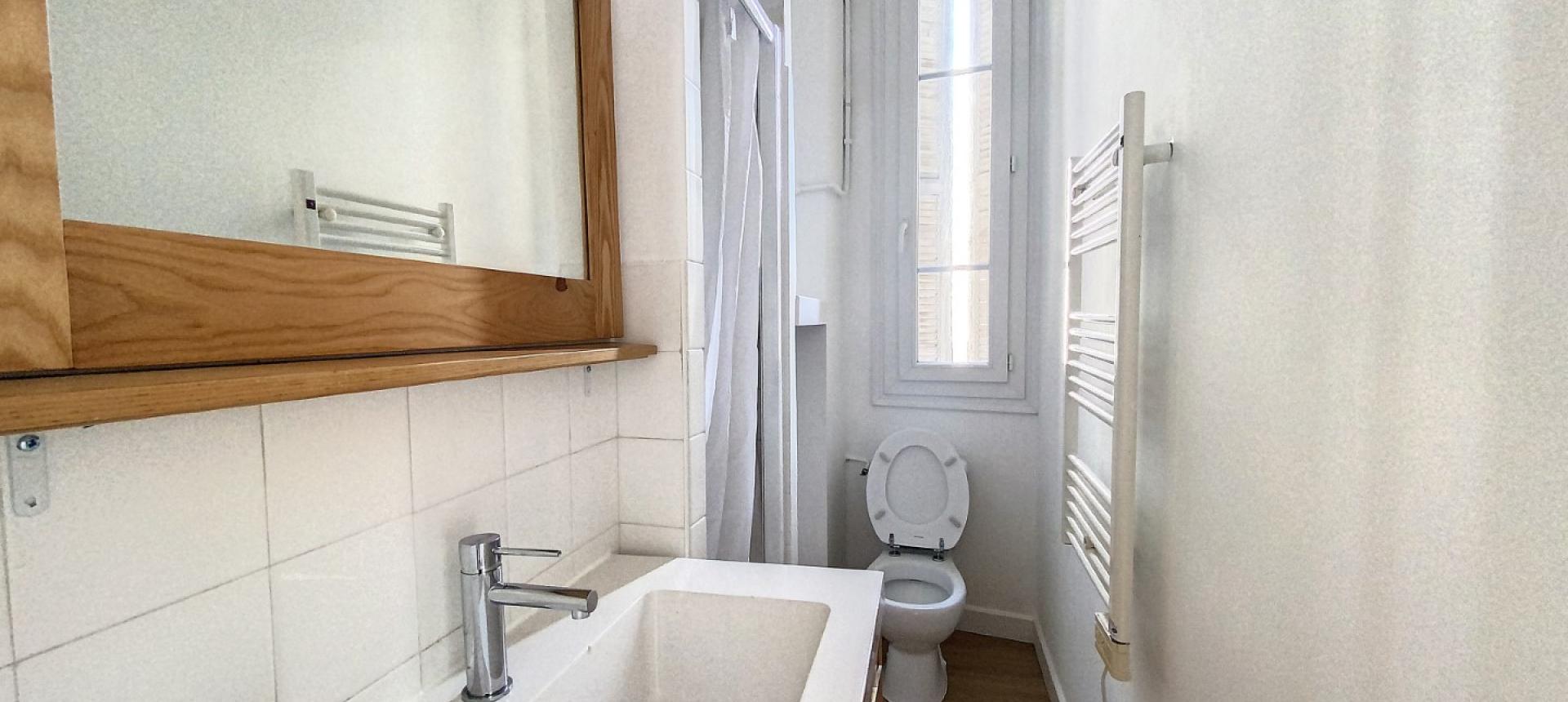 F3 à louer bd Mme Mère salle de douche 