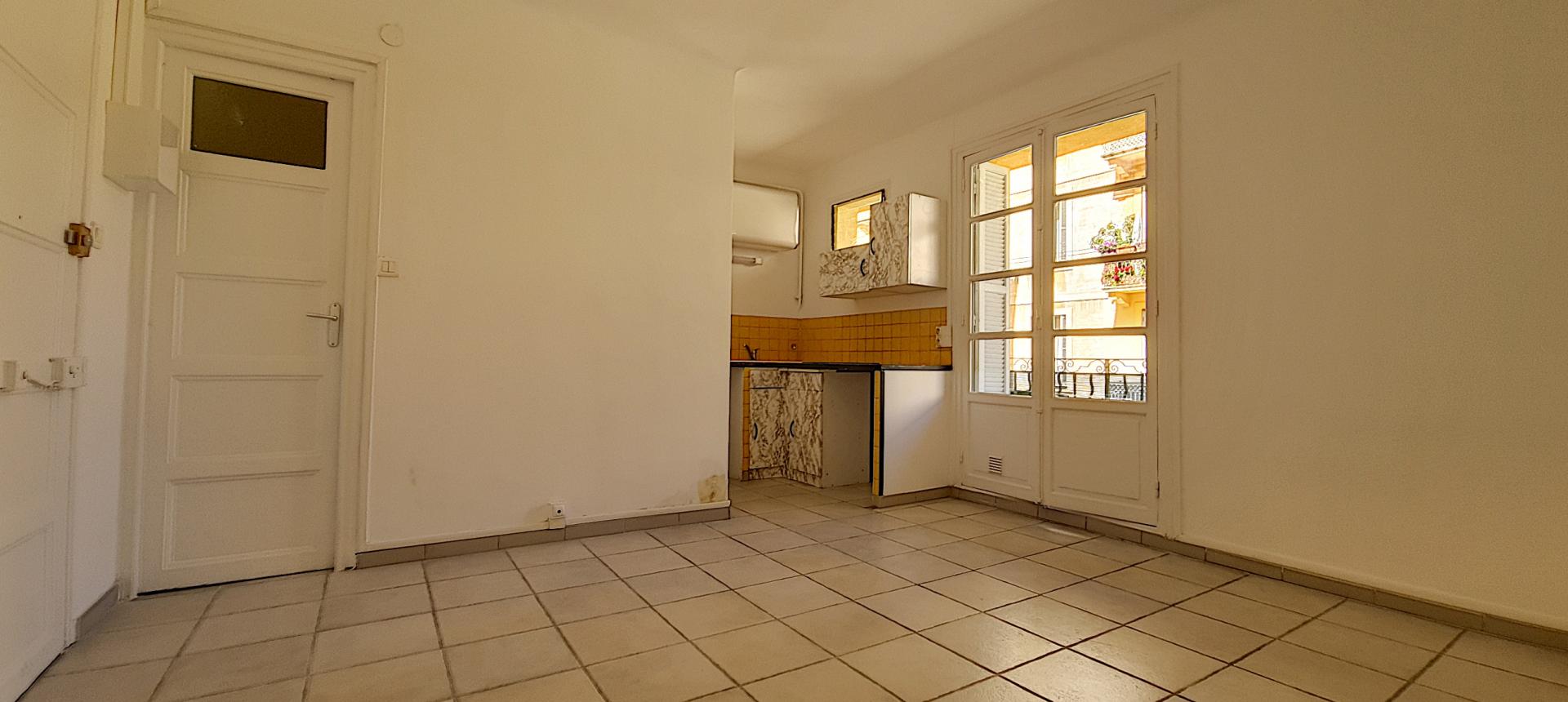 F2 à louer rue Pompeani pièce à vivre 