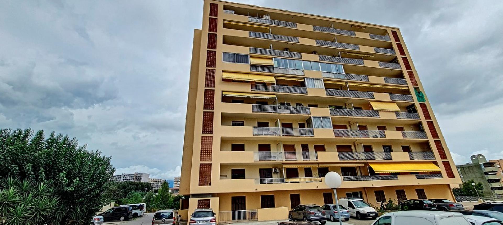 F2 à louer Résidence d'Ajaccio immeuble