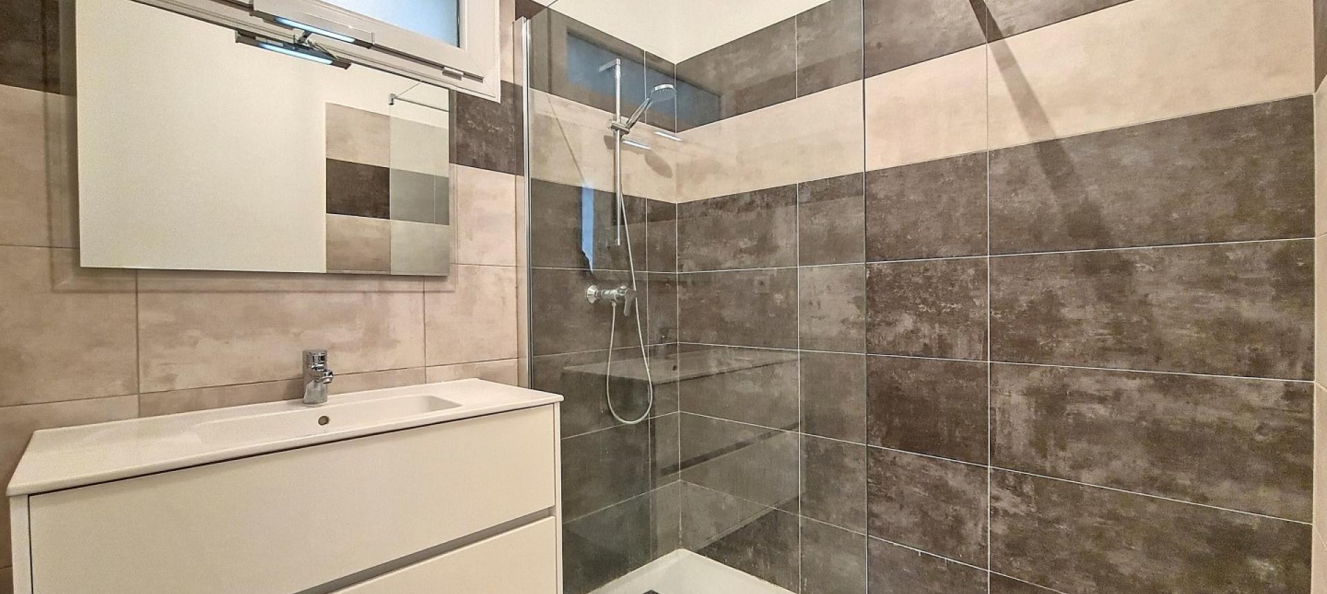 F2 à louer l'Oliveraie Afa entrée salle d'eau