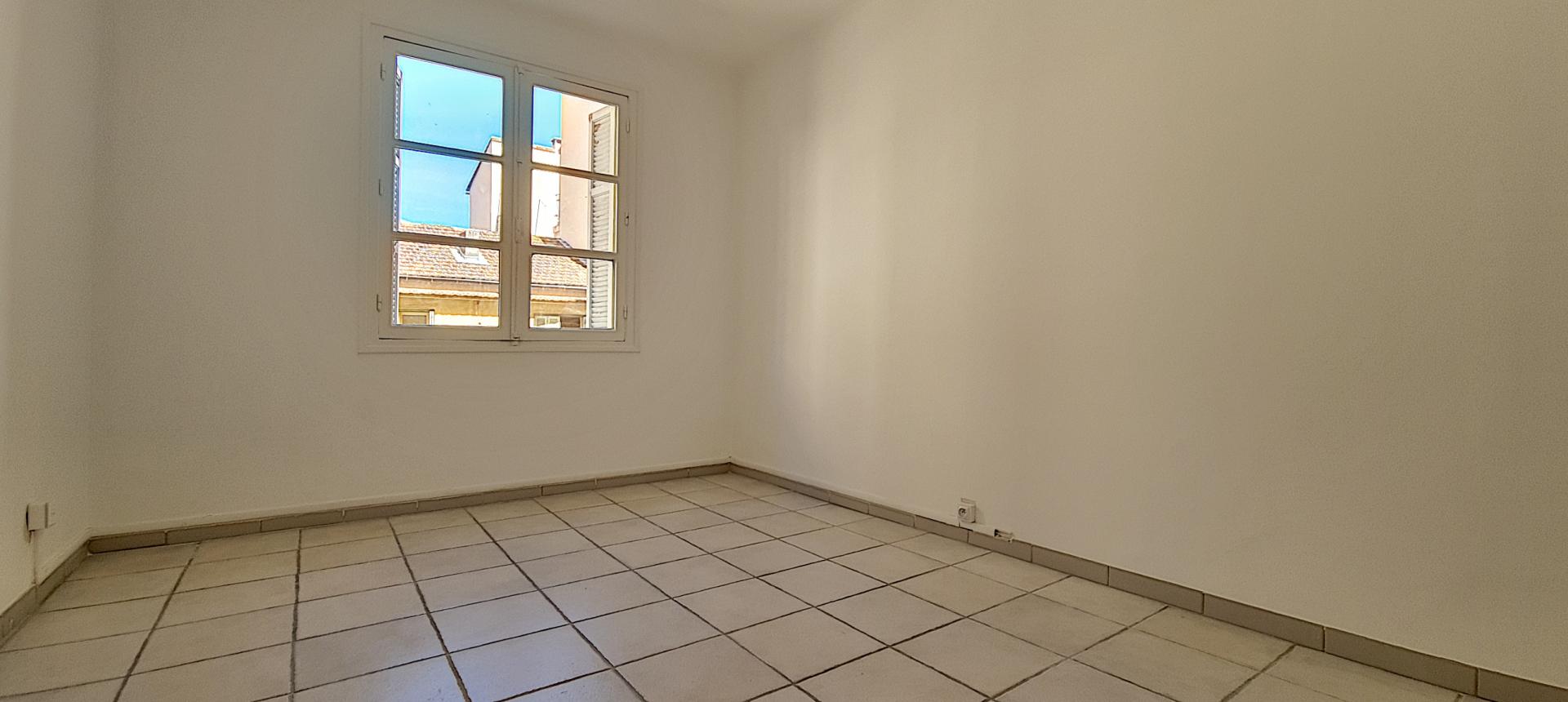 F2 à louer rue Pompeani chambre 