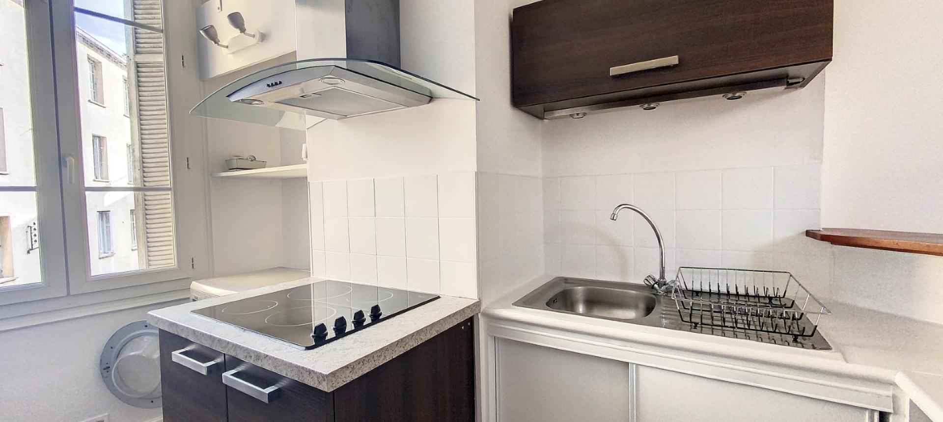 F3 à louer bd Mme Mère coin cuisine