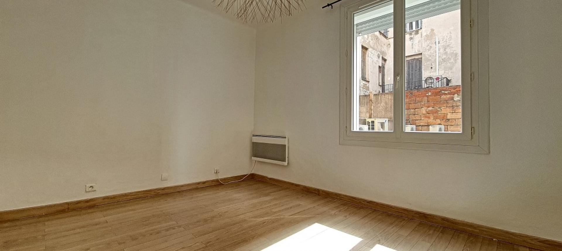 F3 à louer rue  Marbeuf chambre 1