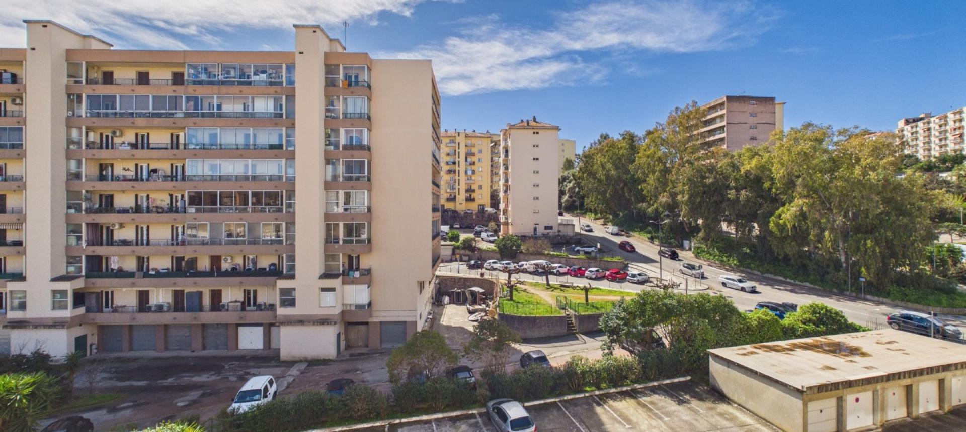 A vendre appartement F3 rénové proche Centre Ville