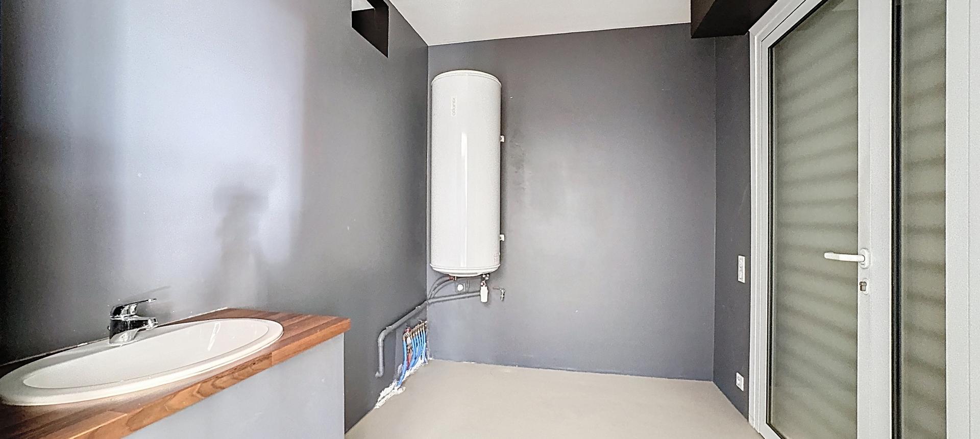 Local 86 m²  à usage de bureaux   ou professionnel à la location à Ajaccio