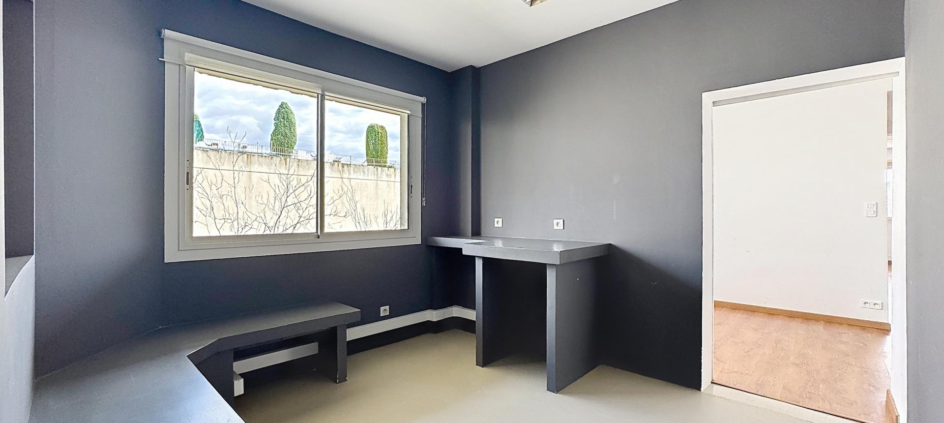 Local 86 m²  à usage de bureaux   ou professionnel à la location à Ajaccio