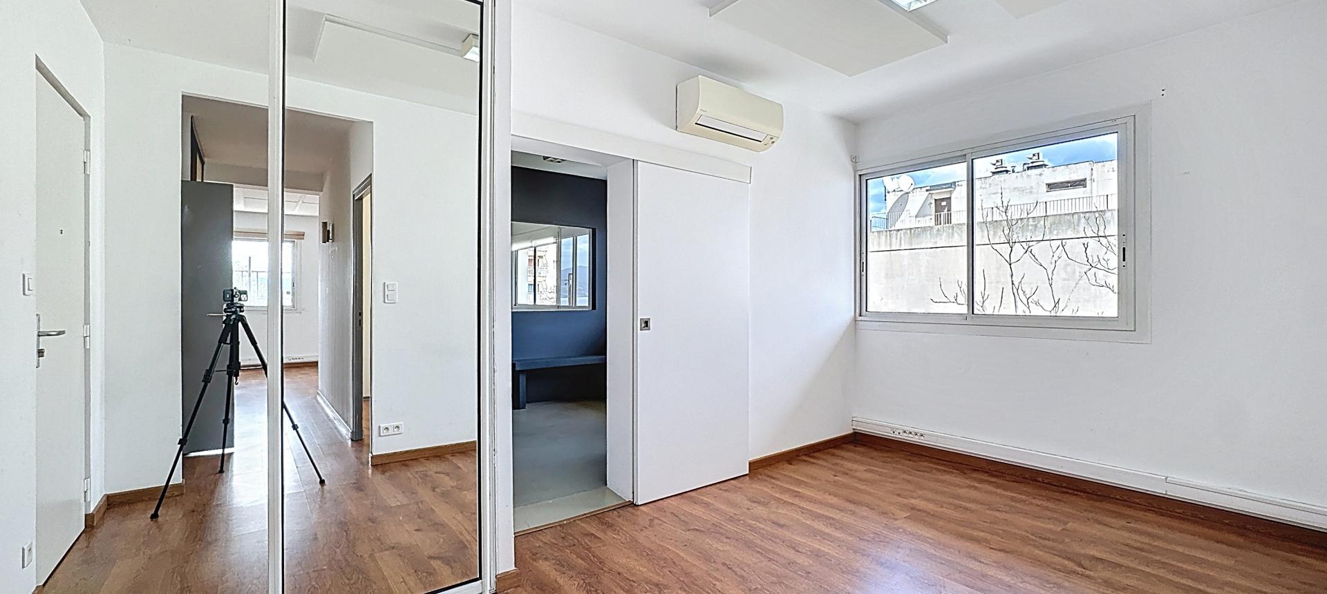 En Corse, à Ajaccio, Location d'un local de 79 m²