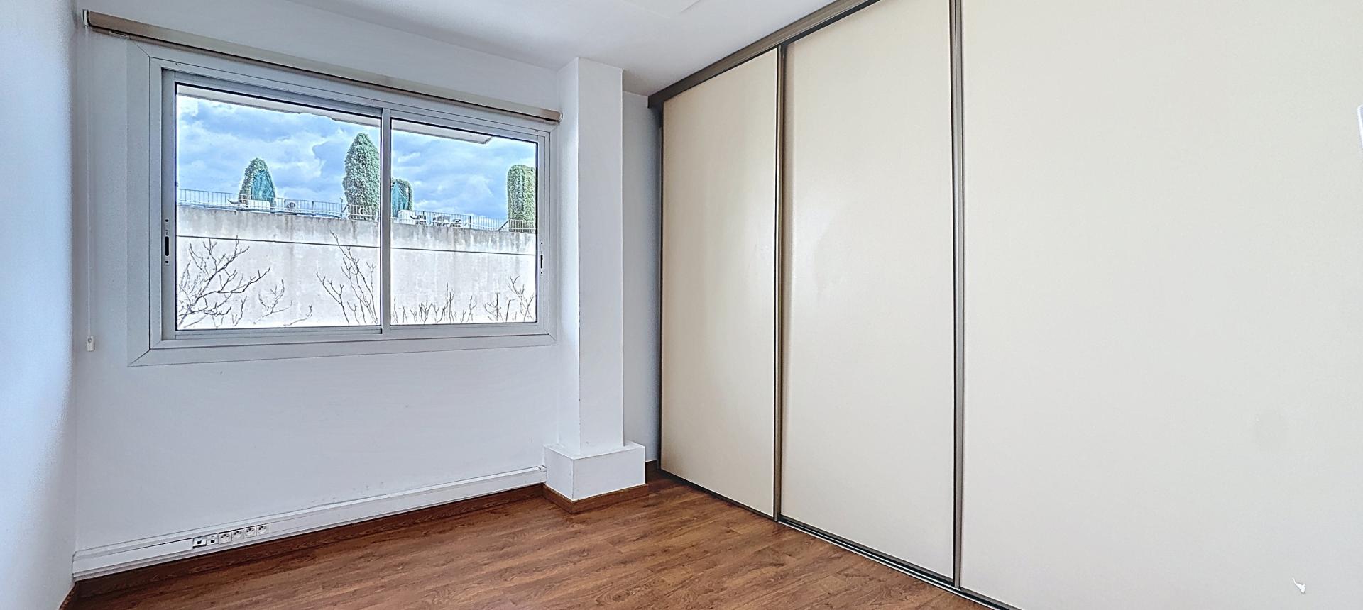 En Corse, à Ajaccio, Location d'un local de 79 m²