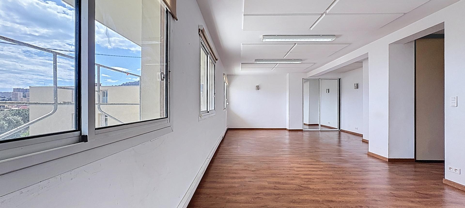 En Corse, à Ajaccio, Location d'un local de 79 m²
