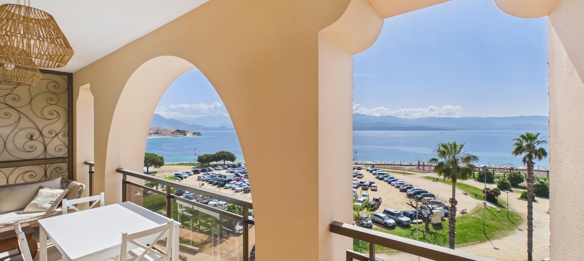 A vendre Studio avec terrasse et Vue Mer, Triangle d'Or