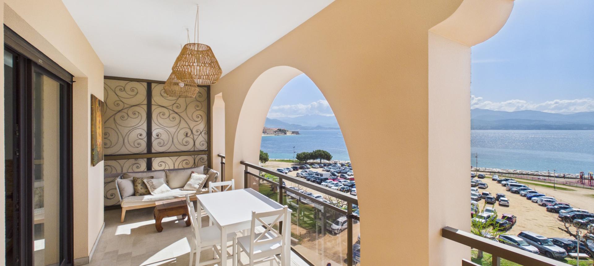 A vendre Studio avec terrasse et Vue Mer, Triangle d'Or