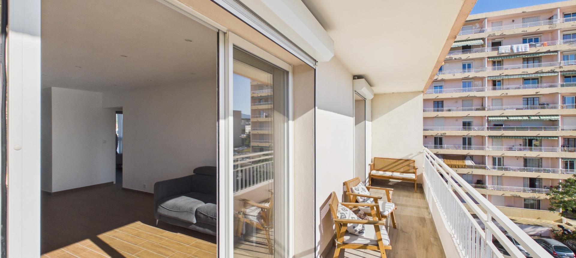 A vendre F3 rénové avec Terrasse au Finosello - AJACCIO