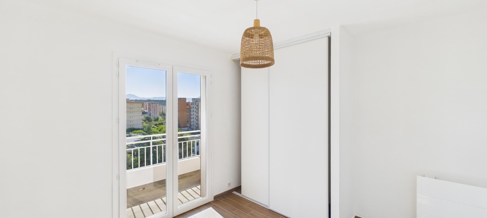 A vendre F3 rénové avec Terrasse au Finosello - AJACCIO