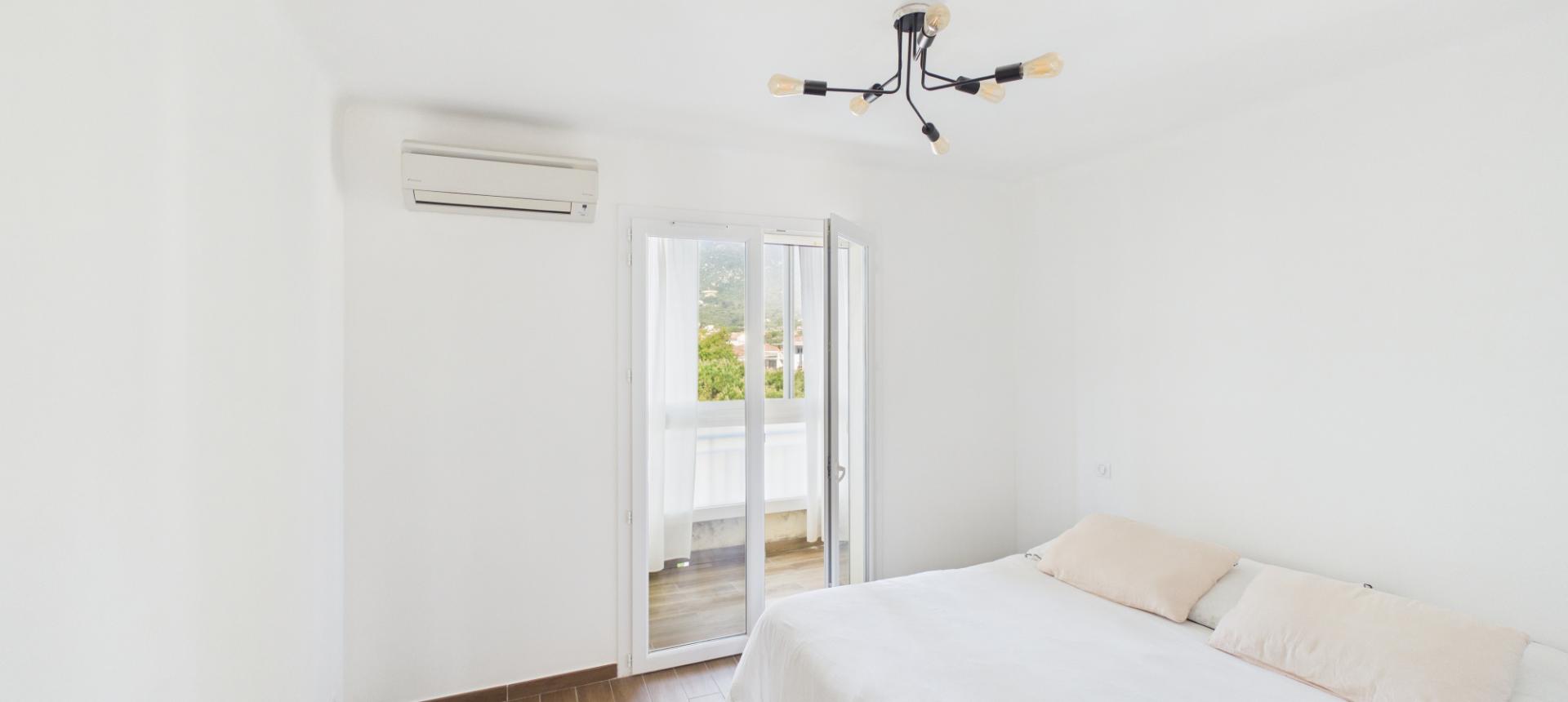 A vendre F3 rénové avec Terrasse au Finosello - AJACCIO