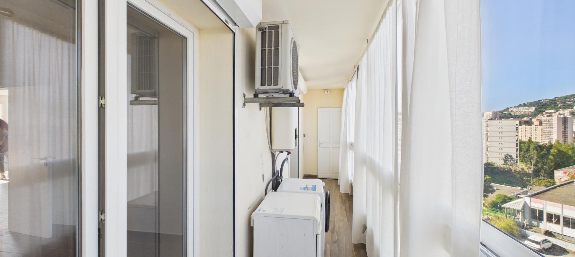 A vendre F3 rénové avec Terrasse au Finosello - AJACCIO