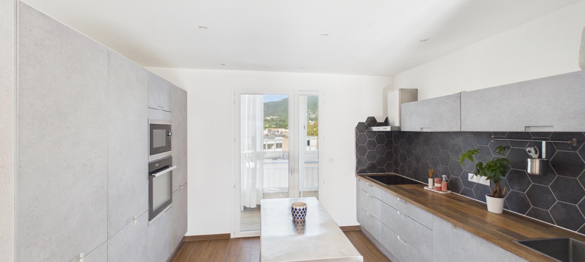 A vendre F3 rénové avec Terrasse au Finosello - AJACCIO