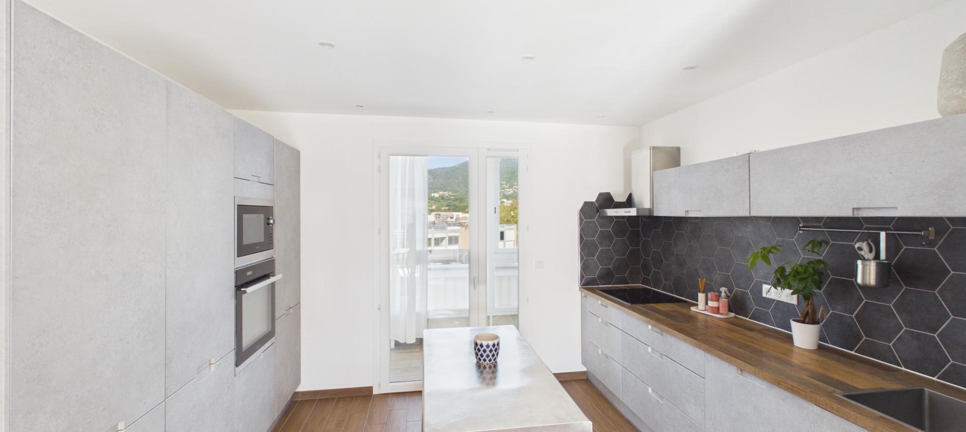 A vendre F3 rénové avec Terrasse au Finosello - AJACCIO