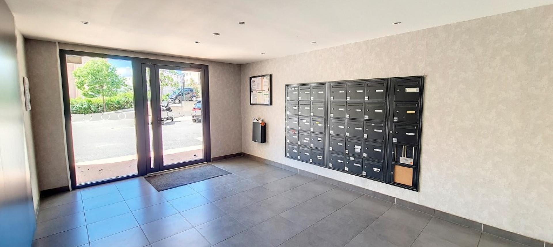 F1 à louer Résidence Opera hall entrée immeuble 