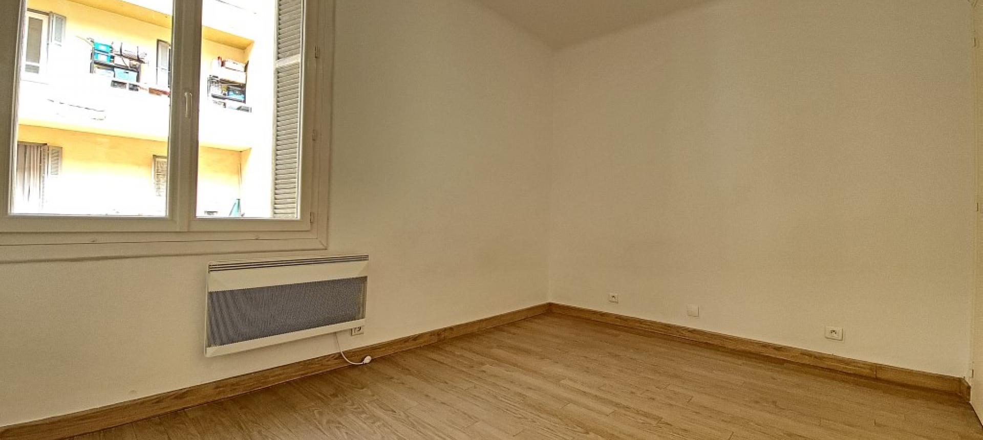 F3 à louer rue  Marbeuf chambre 2