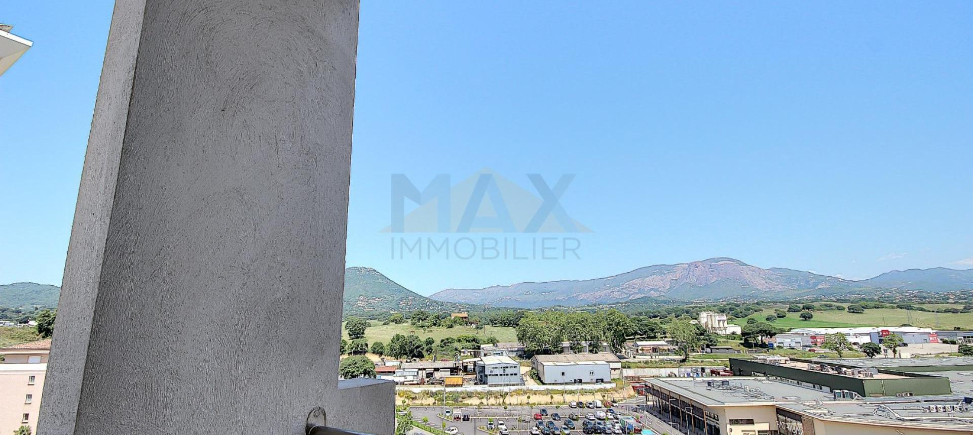 En Corse, à proximité d'AJACCIO, à SARROLA CARCOPINO, vente d'un appartement T3 de 67 m² avec terrasse de 11 m². Immeuble récent