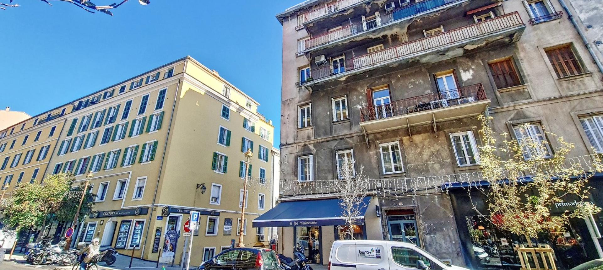 F2 meublé cours Napoléon vue immeuble 