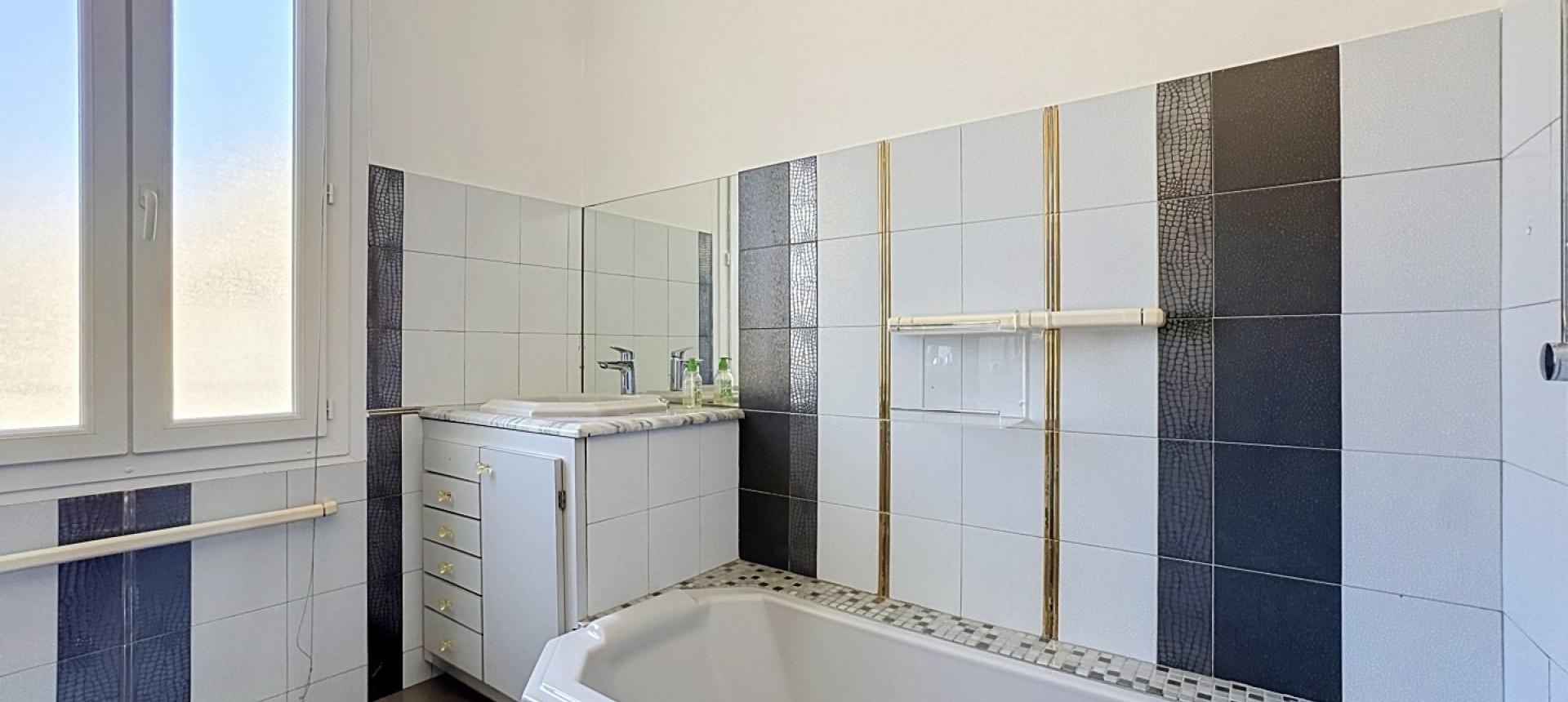 Rare F3 meublé à louer Cours Grandval à Ajaccio