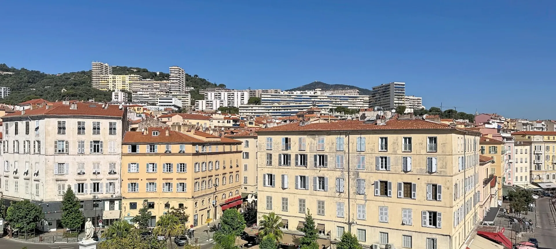F2 meublé à louer centre ville place Foch à Ajaccio