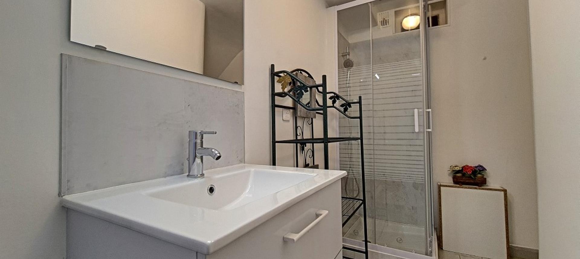 F2 meublé à louer Appieto salle de douche 