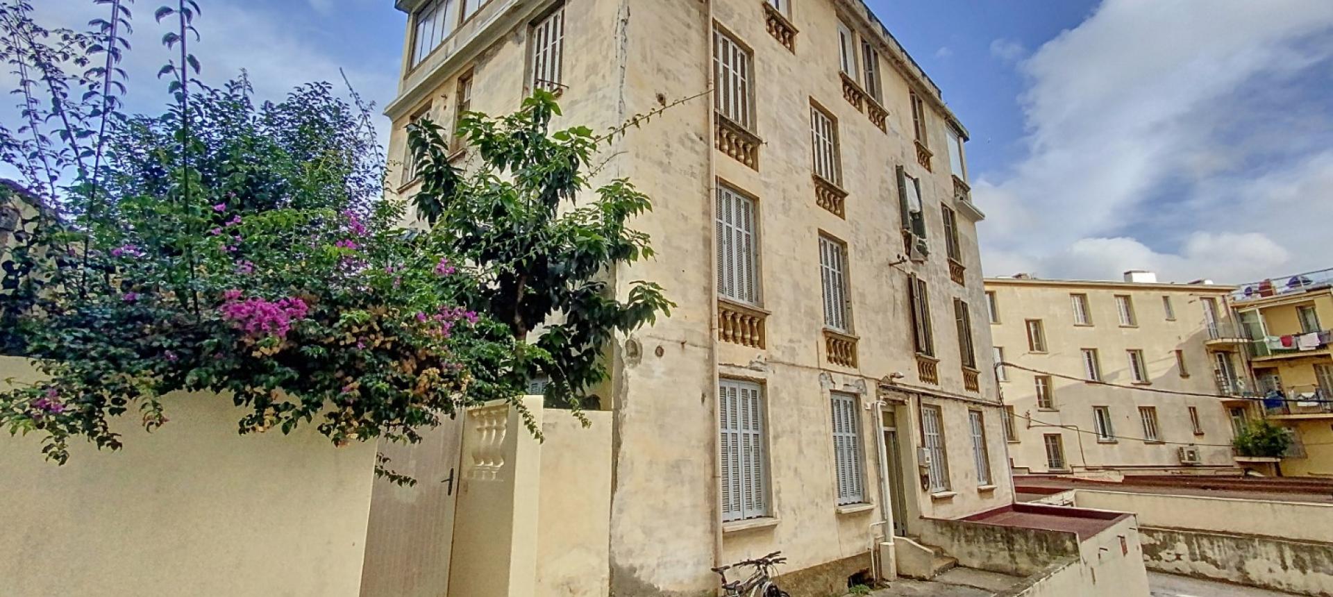 F3 à louer bd Mme Mère  vue rue et immeuble 