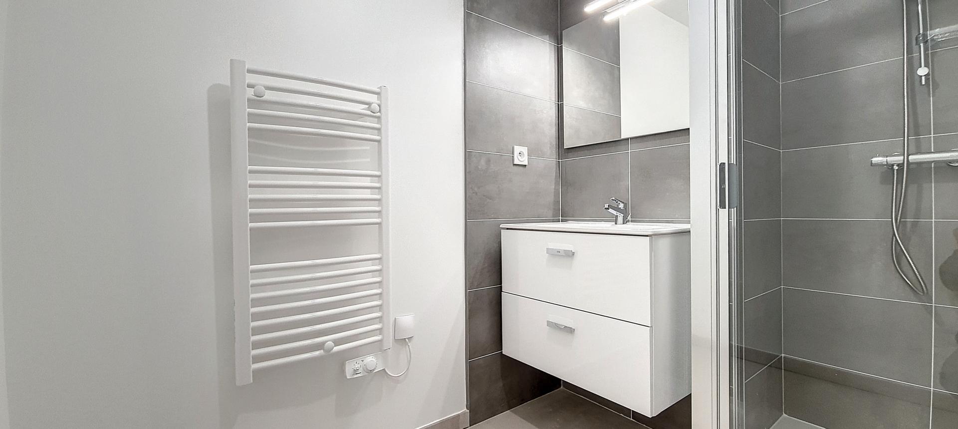 F3 à louer Terrasses de Bodiccione salle de douche