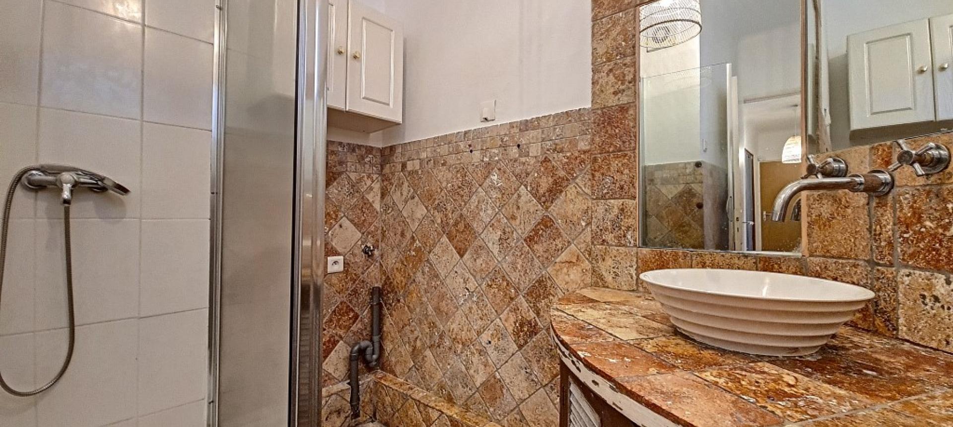 F3 à louer rue  Marbeuf salle de douche 