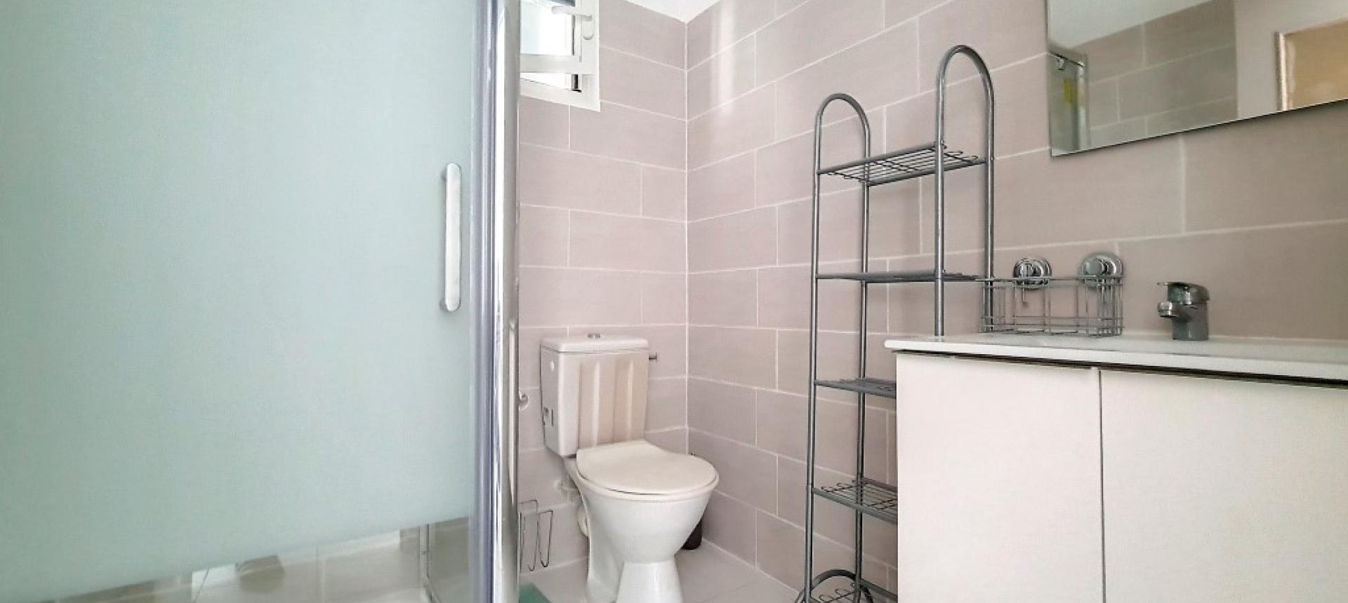F2 à louer Résidence d'Ajaccio salle de douche