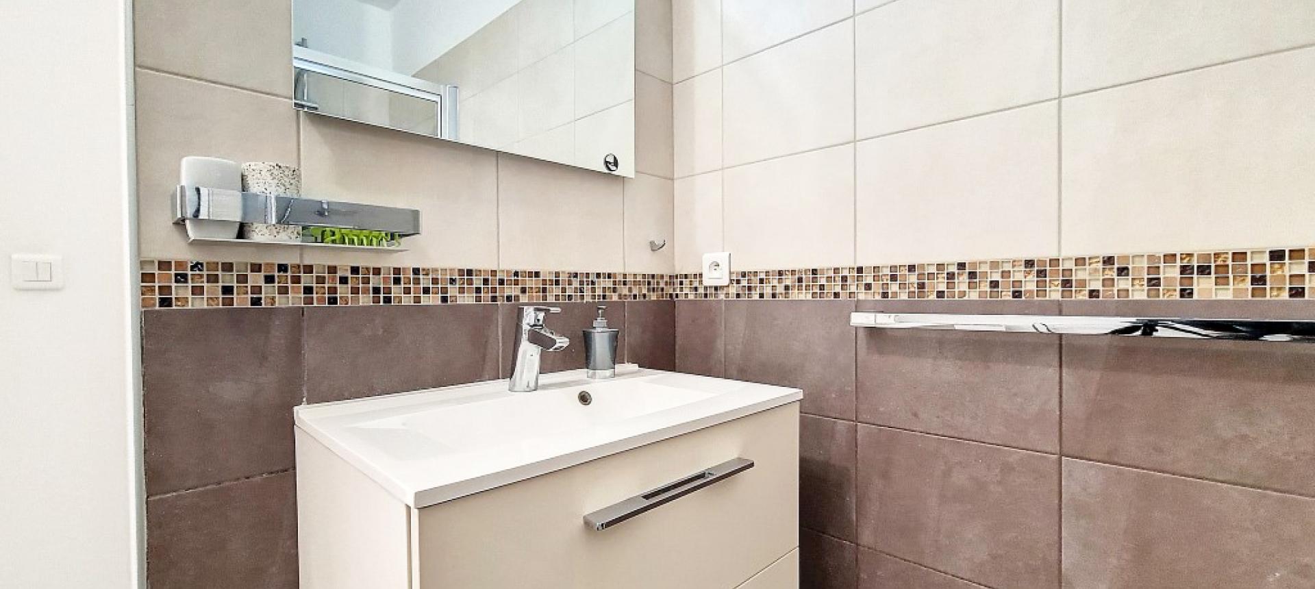 F2 meublé à louer Les arbousiers salle d'eau