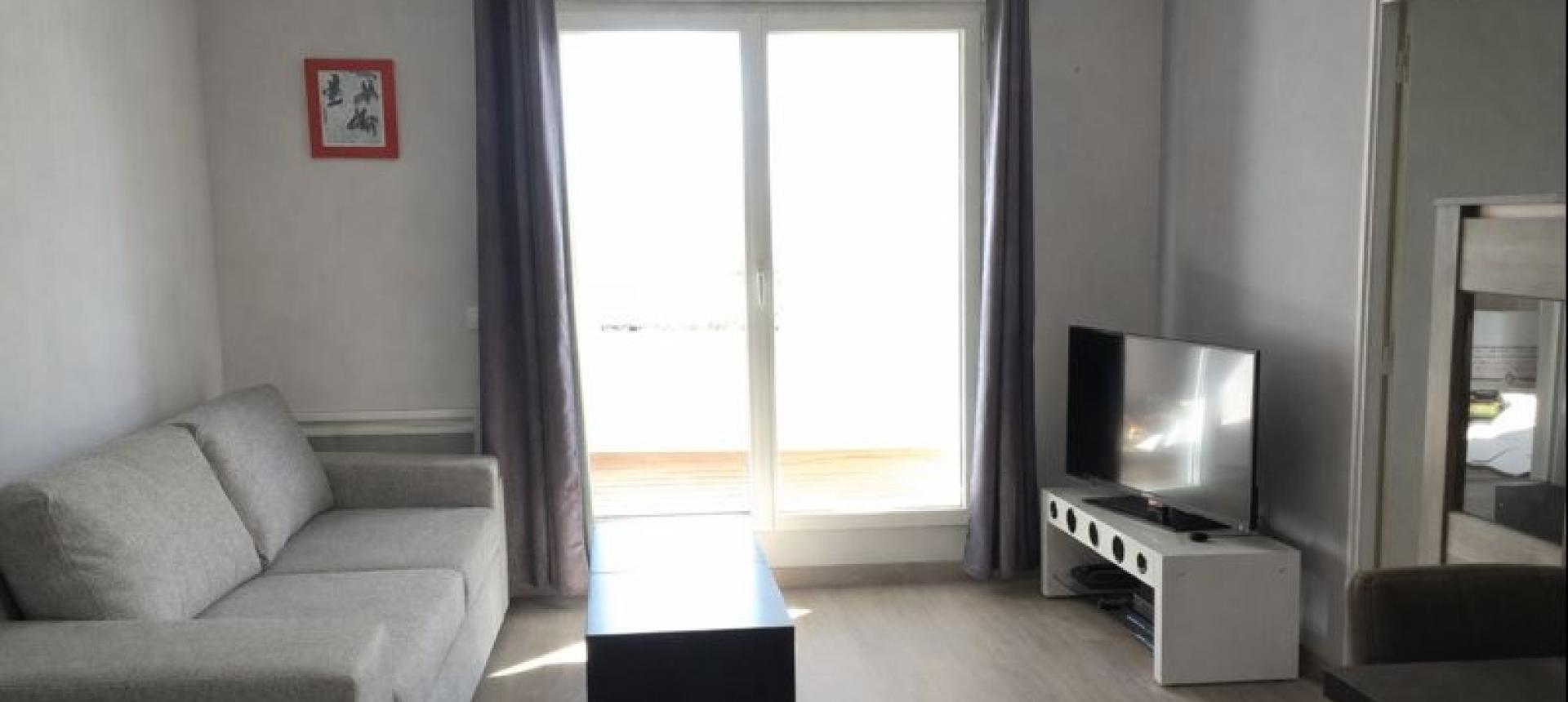 F2 meublé cours Napoléon séjour